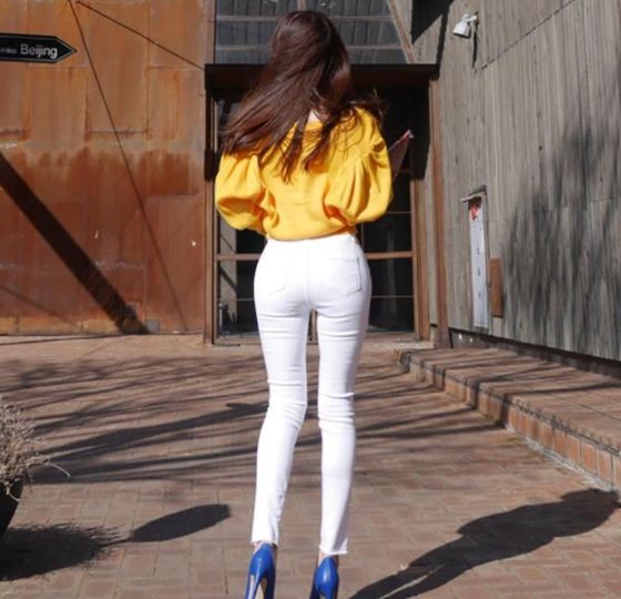 可爱迷人的牛仔裤少女,身材曼妙的女神,带来不同的感受!
