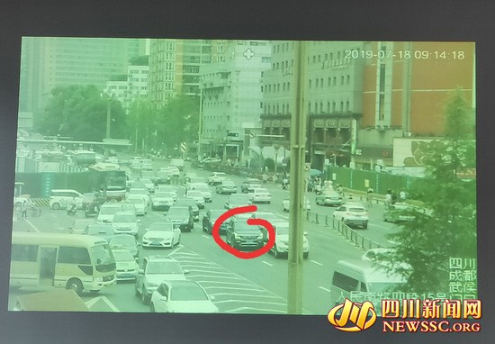 闹市驾车碰瓷百余起 成都老司机因涉嫌诈骗罪被