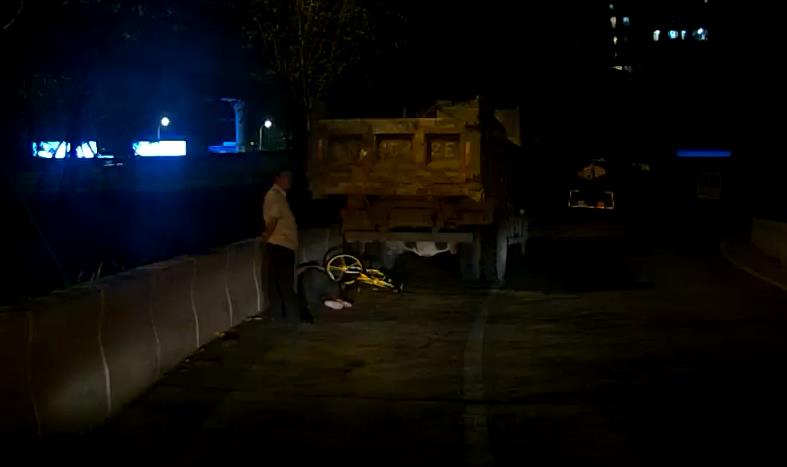 醉酒男子深夜卧躺路边，意识不清，深圳的哥路