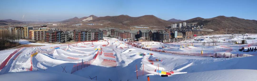 冰墩墩和雪容融来到万科松花湖度假区,带来司庆五重豪