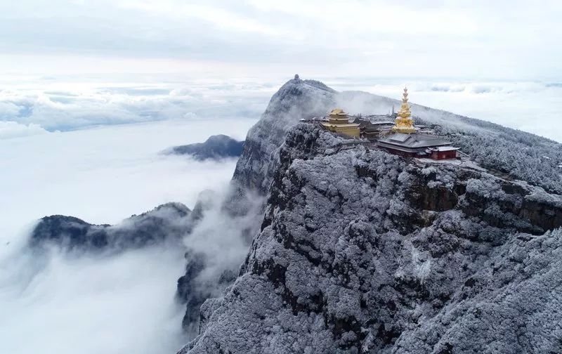 刷进#峨眉山初雪#一词的热搜,被这座南方佛国的雪景惊艳到失语.