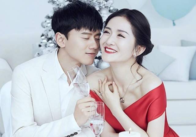 谢娜张杰深夜外滩漫步，夫妻相拥热吻画面太腻