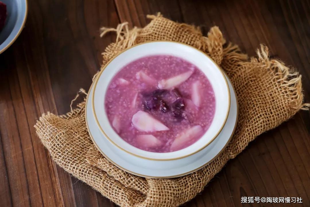  浓浓冬意怎能少了这碗简单美味的紫薯山药粥？驱寒暖胃有它就够了！