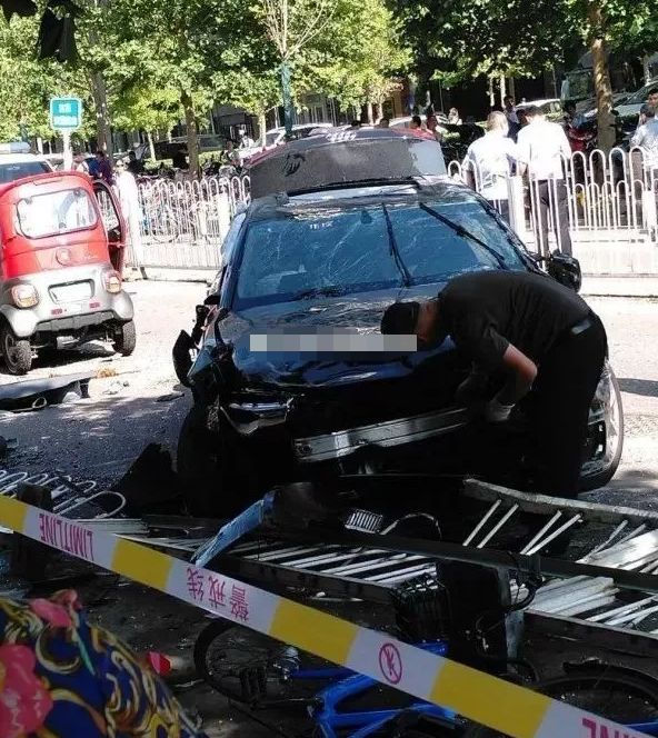 小伊伊出手豪刷200万助力驴嫂平荣!安若溪出车祸奥迪a4撞报废!