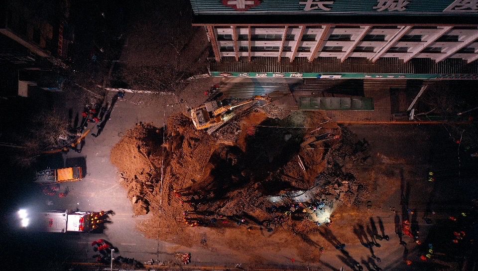 西宁路面塌陷已致6人遇难 扩挖坑洞搜救失踪人员