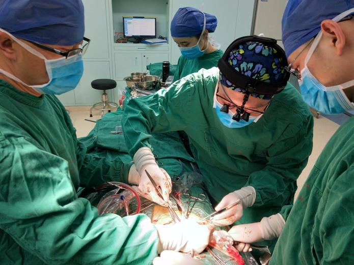 贵州26岁女子腹主动脉天生少一截，医生为她重新