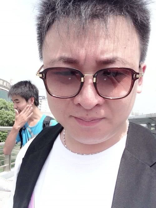 微博之夜消费uzi?投票第一却只字不提,气的徐老