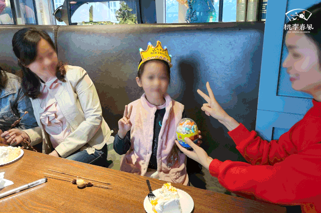 生日宴会一开始,寿星家人被欢乐的掌声簇拥着,接收家人们热情的生日