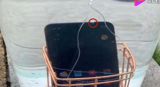 小米9防水性能测试,放在1.5米深的水中会怎样