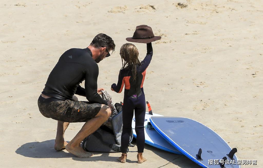 37岁雷神索尔带女儿冲浪！191cm的型男老爸，对女儿实在太宠溺啦_