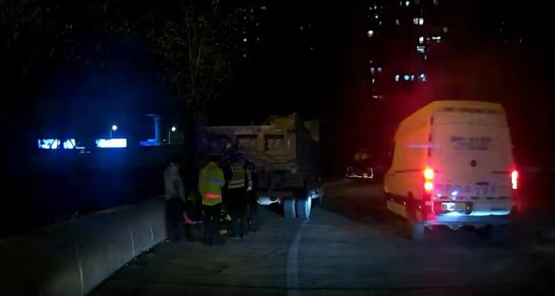 醉酒男子深夜卧躺路边，意识不清，深圳的哥路