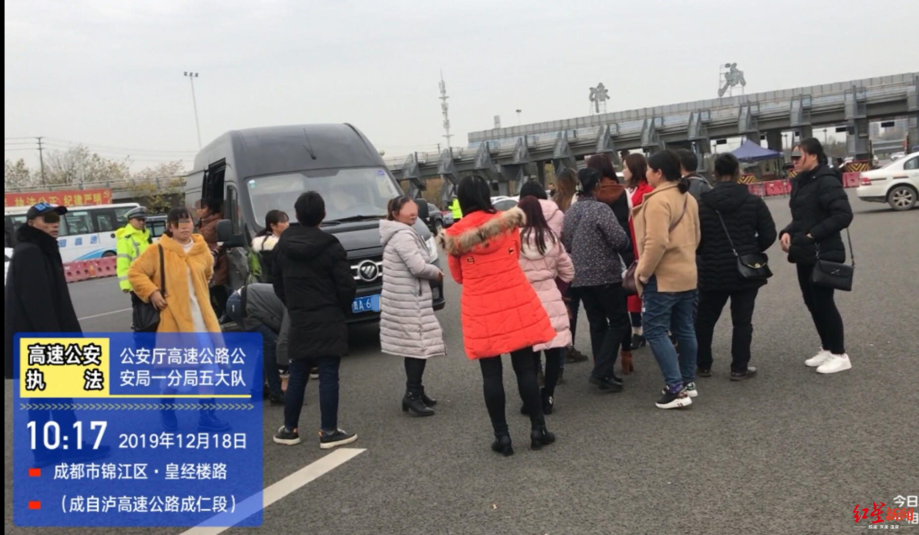 9座车密密麻麻挤了20人 车主驾驶员涉危险驾驶罪