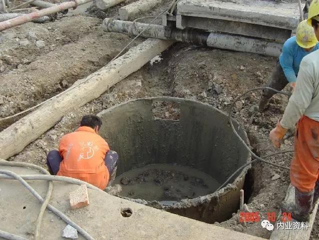 泥浆护壁钻孔灌注桩施工时,通常应埋设钢护筒,以起定位,保护孔口,存储
