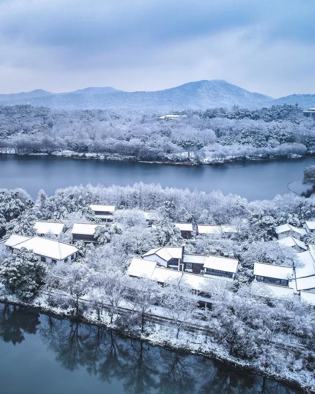 整幅画卷好似空灵之笔扫过,湖山之间雪光水气,混朦不分.