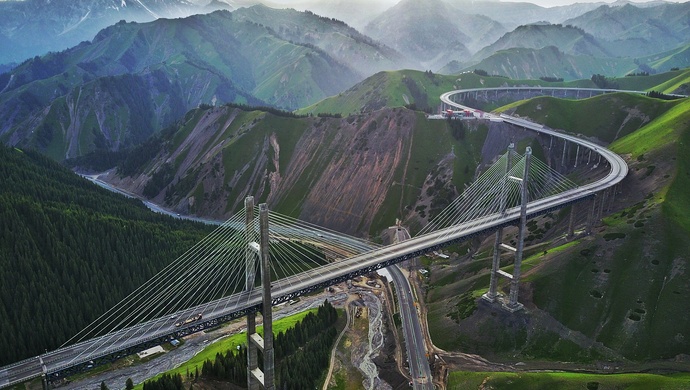 中国最长的高速公路——连霍高速一路向西前往伊犁,途经著名的果子沟