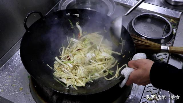 酸辣白菜怎么炒才不变色 06ae69a4c4c94f17a68d9ca9f3ab079a.jpeg