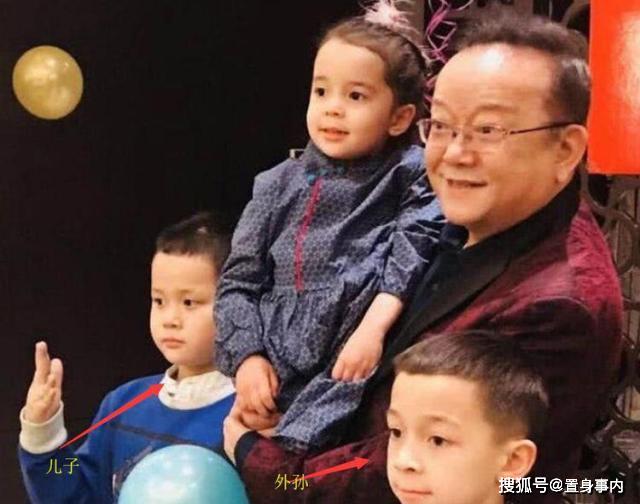 王刚一家现身商场，与小20岁三婚妻子系网恋，小