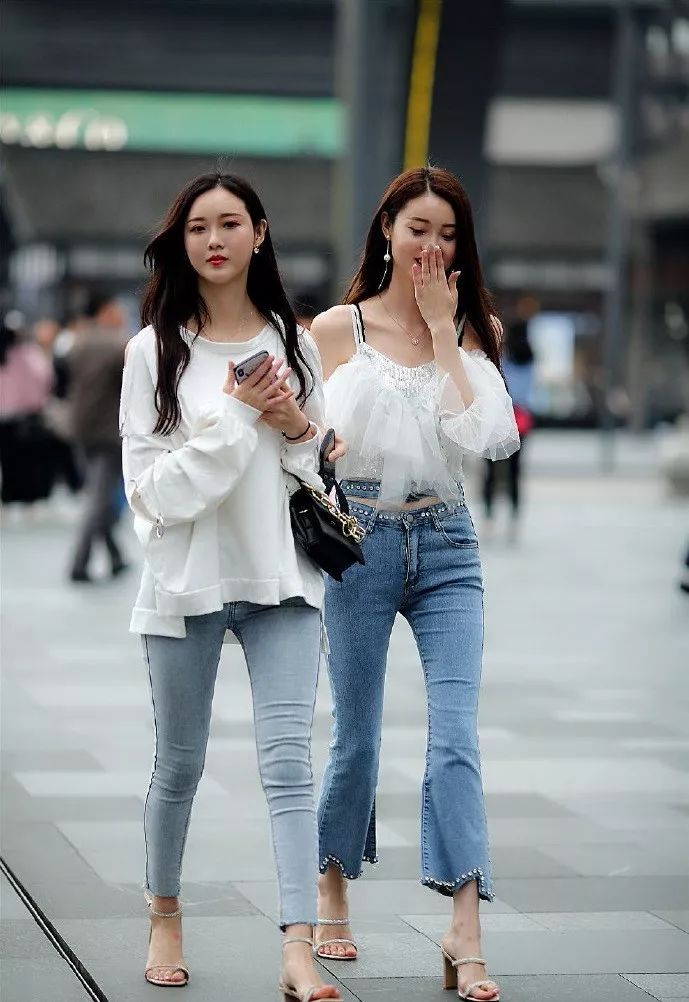 路人街拍:白色上衣配牛仔裤的姐妹花,好闺蜜的风格总是很相似!
