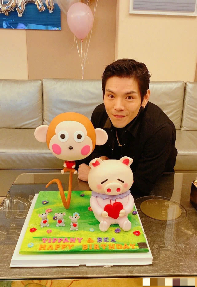 向佐晒一家四口合照为妈妈老婆庆生,生日蛋糕