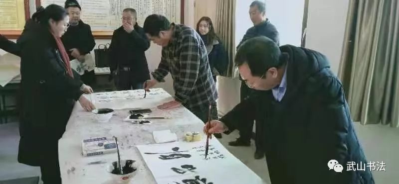 武山县书法家协会在沿安乡九颗树村开展送书画送春联活动