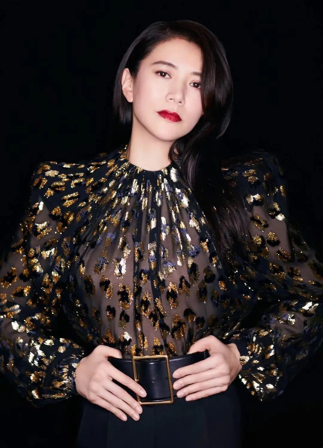 张智霖夫妇同时出席活动，袁咏仪红唇显高冷，