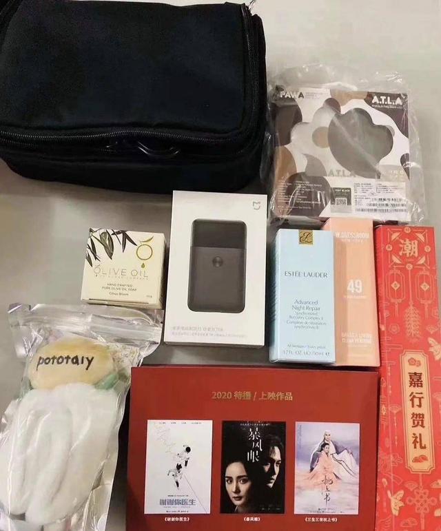明星工作室新年礼盒曝光，肖战礼品众多诚意足