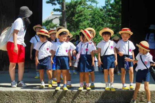 原创日本小孩满大街跑，中国大学生频频走丢，给国人带来的反思