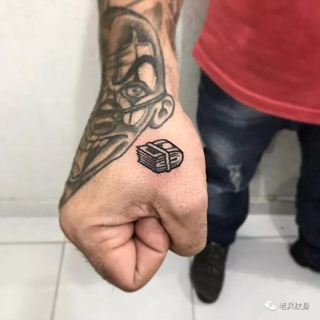 手的靠近 一幅现实版的创世纪神作,就在眼前浮现 不得不对这个纹身的