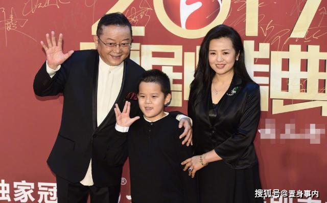 王刚一家现身商场，与小20岁三婚妻子系网恋，小