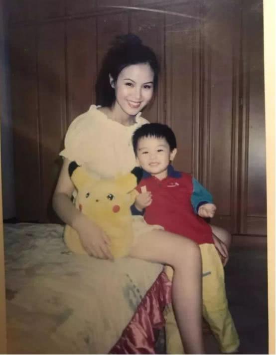 裴佳欣个人资料父母照片 3c55e909d1914aaf865fdca7b813ba16.jpeg