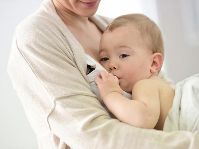 「叁心肆意」吃母乳的宝宝多久开始“攒肚”？听育婴师来和你说说这个“攒肚”