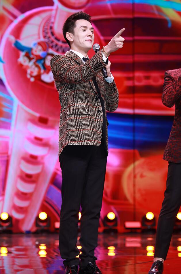 李佳琦东方春晚跨界演小品 搭档宋小宝柳岩直