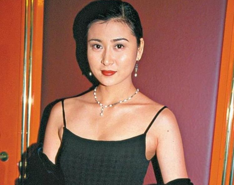 她是香港最惨女星,为转型出演情色电影,被观众质疑假戏真做_吴雪雯
