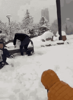 心里想着终于能打雪仗了 雨夹雪 根据中央气象台报道 受短波槽和低层