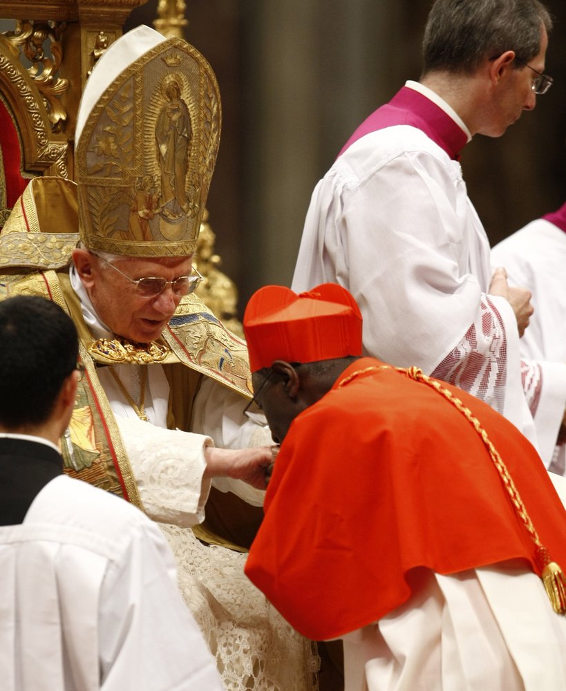 天主教内部或出现严重内斗保守派拥护前教皇改革派支持现教皇
