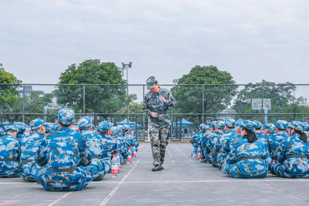 晴空之下 身着迷彩的你们 飞扬的发丝与海蓝的军帽 黑白相间的匍匐刀