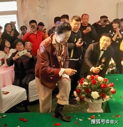 “收视辣妈”杨昆参加婚礼，年近60很时髦！曾欠4万物业费被状告_网友