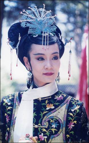 刘雪华,1959年11月12日出生于北京,5岁随家人迁往香港,中国香港女演员