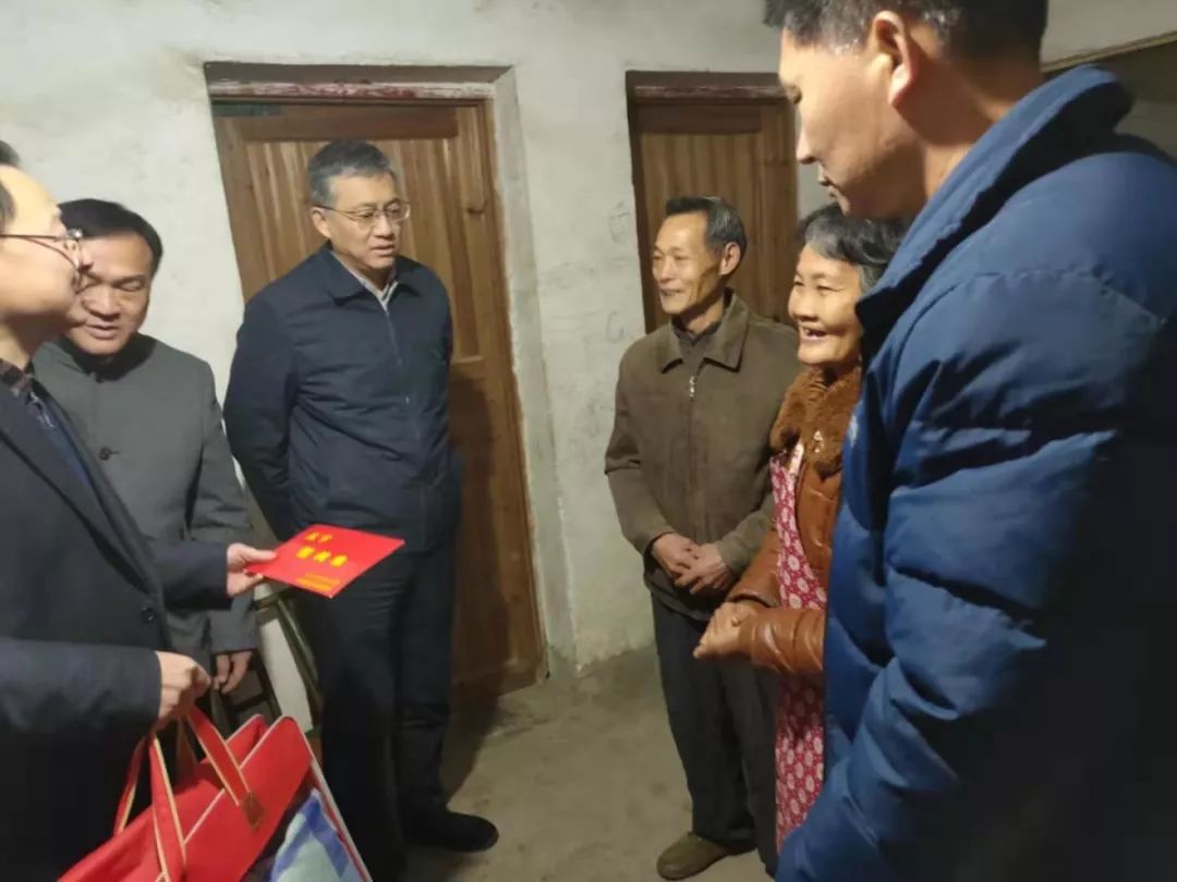 寒冬送福,情暖人心--省市区领导莅临良山镇走访