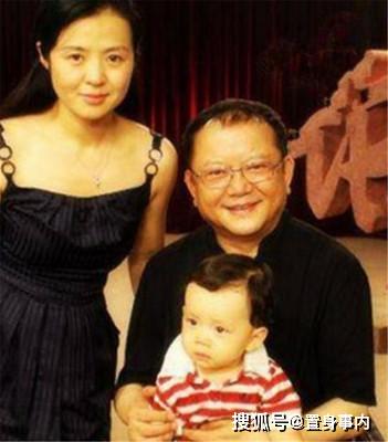 王刚一家现身商场，与小20岁三婚妻子系网恋，小