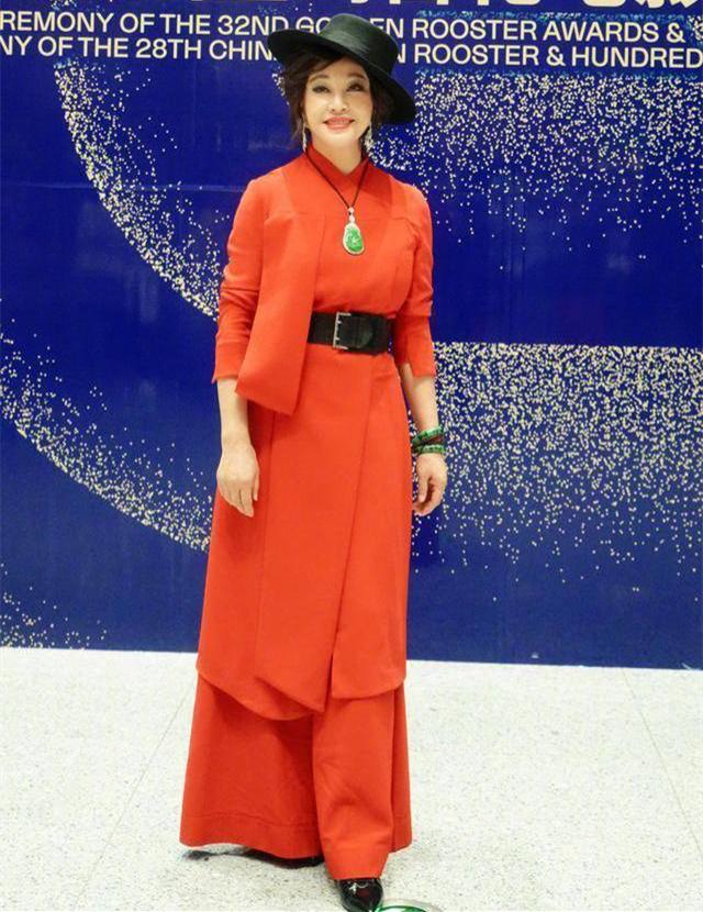 刘晓庆为年轻拼了！京剧脸谱夹克+哈伦裤，时髦感奶奶辈里少见