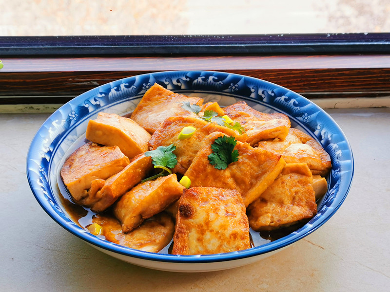 豆腐百吃不厌的做法，外焦里嫩汤汁鲜美，我家一周吃三次都不腻_