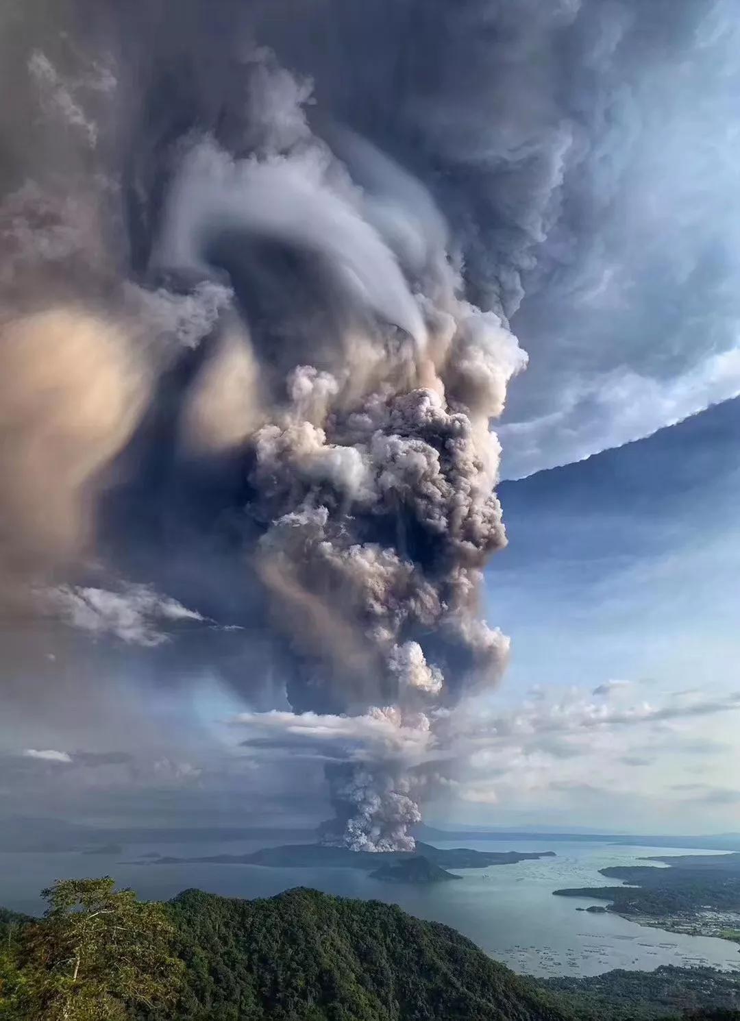 菲律宾塔尔火山爆发:雷电交加 火山灰直冲云霄 场面壮观