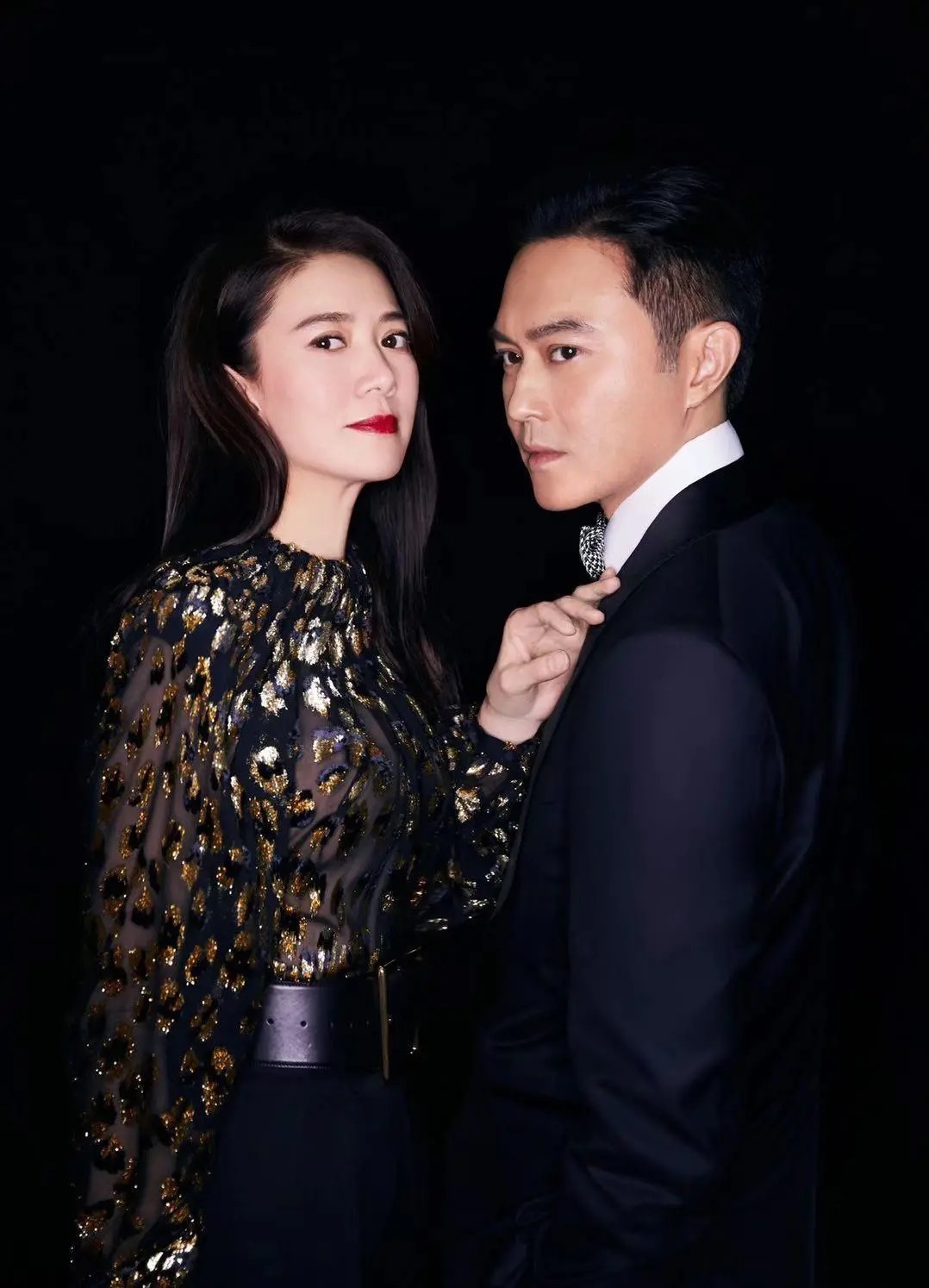 张智霖夫妇同时出席活动，袁咏仪红唇显高冷，