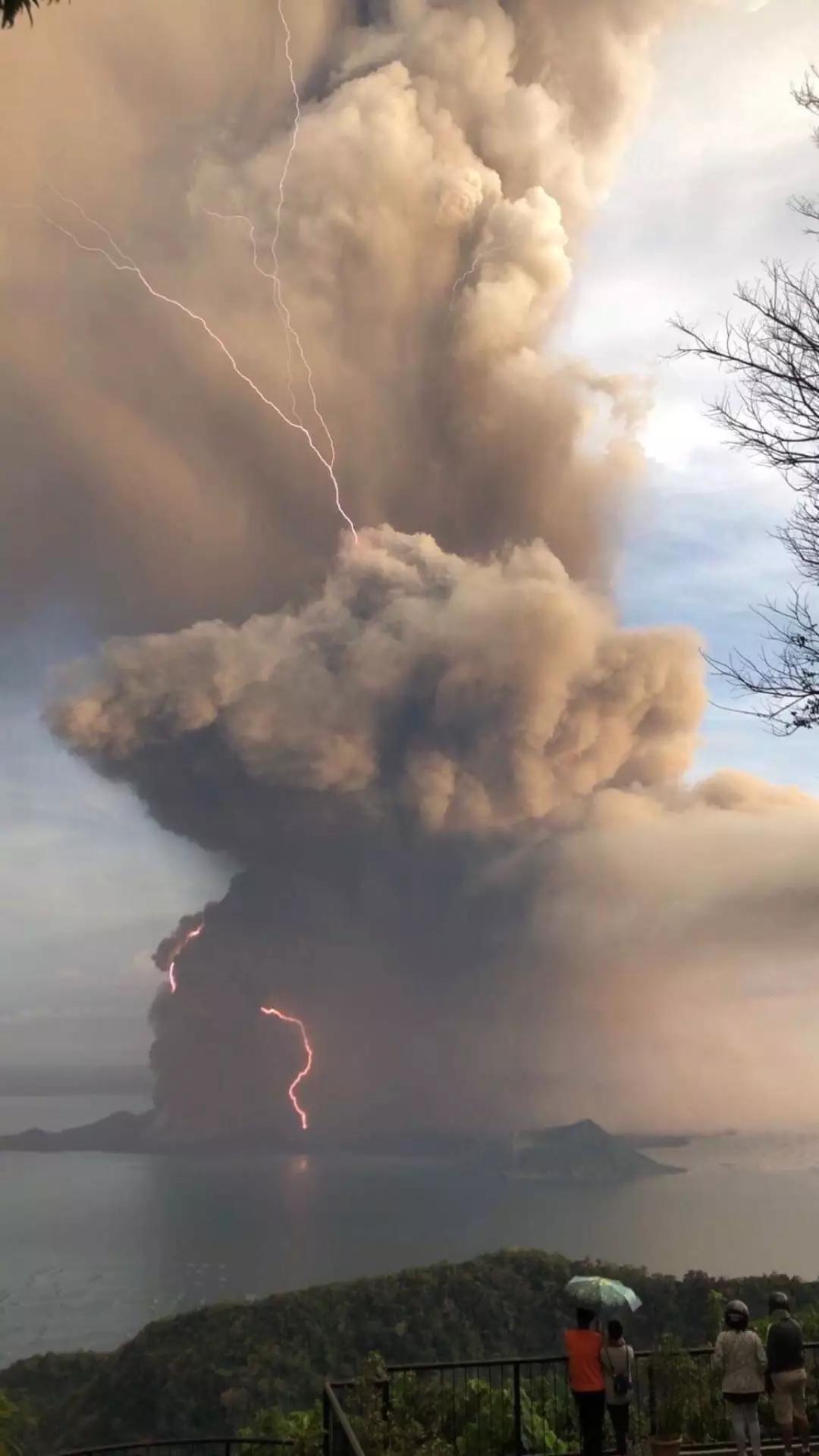 菲律宾塔尔火山爆发:雷电交加 火山灰直冲云霄 场面壮观