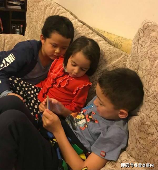 王刚一家现身商场，与小20岁三婚妻子系网恋，小