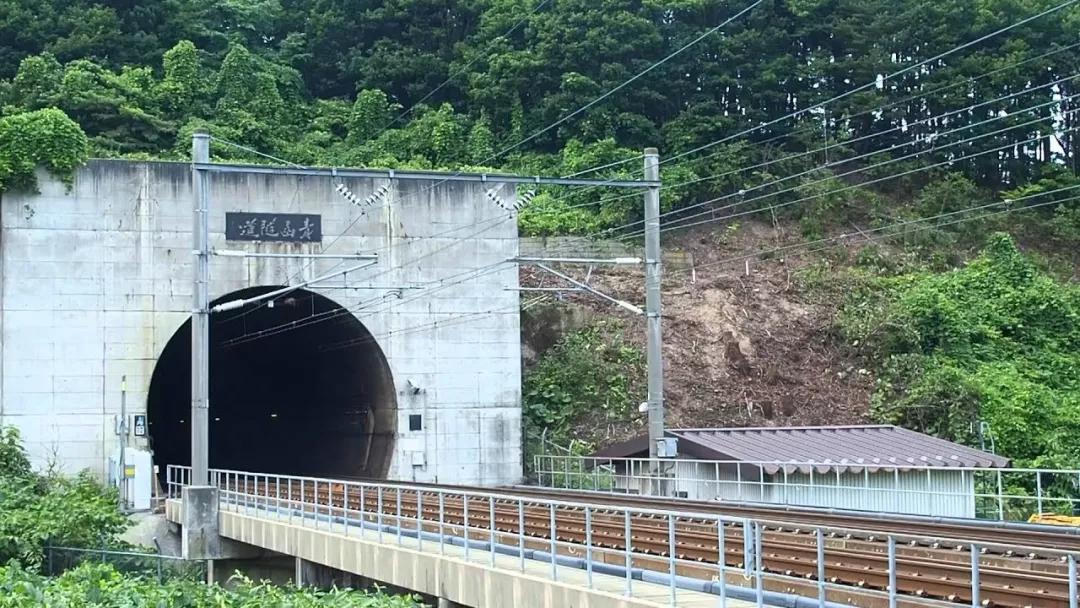 目前世界上最长的海底隧道在日本,名叫「青函隧道.