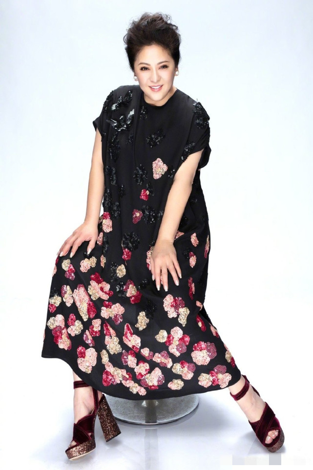 向佐晒一家四口合照为妈妈老婆庆生,生日蛋糕