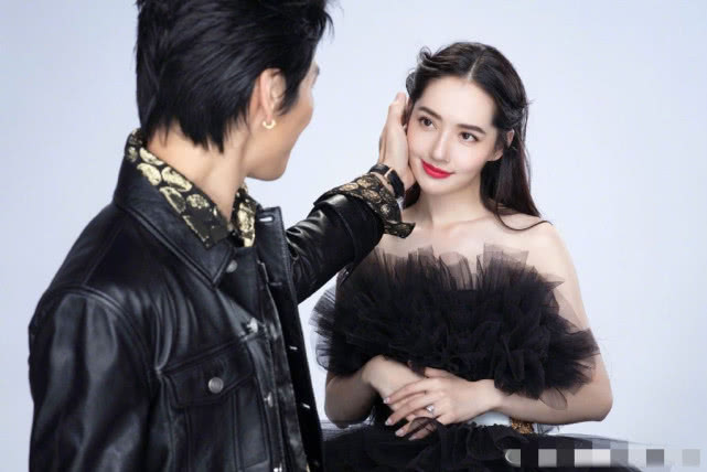 向佐晒一家四口合照为妈妈老婆庆生,生日蛋糕