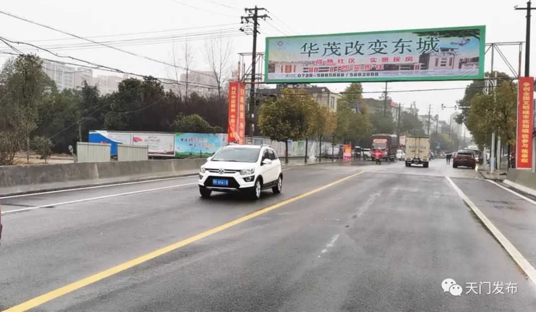 天门市公路管理局主要负责人表示，为了确保春节期间建成通车，施工单位